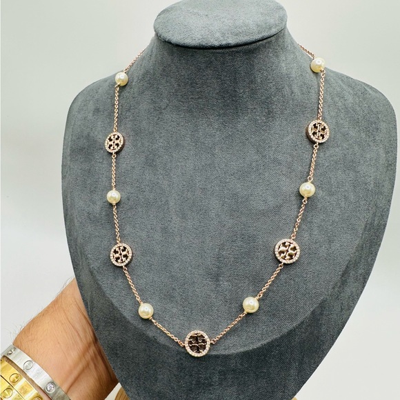 NWT Authentic Luxury Minimalist Tory Burch Crystal Pearl Logo Necklace - Picture 9 of 17